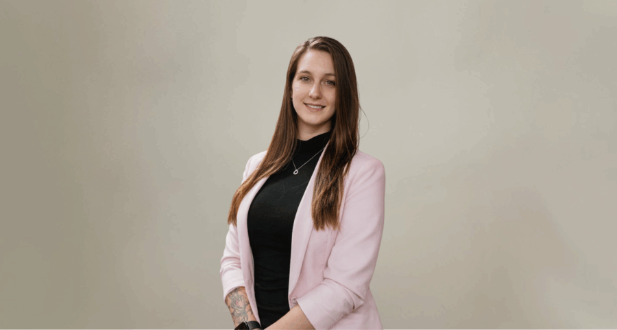 Vicky, Team King agent